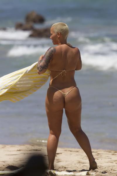 16P Amber Rose caught topless while sunbathing her huge assets at the beach in Maui