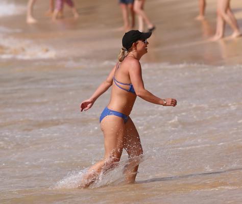 16P Britney Spears booty wearing skimpy blue bikini at the beach in Hawaii