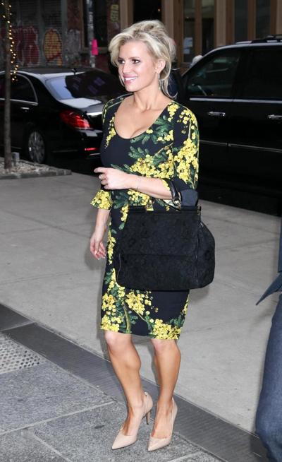 16P Jessica Simpson montrant son décolleté à New York