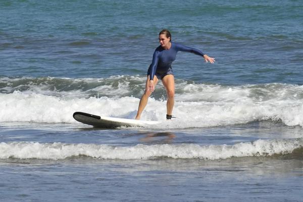16P Brooke Shields busty showing her nipple pokies while surfing at the beach in Cos