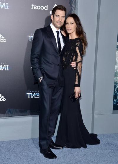 16P Maggie Q sem sutiã usando um vestido parcialmente transparente na estreia de Insurgente