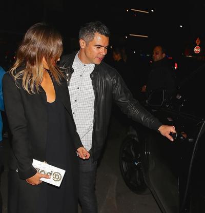 16P Jessica Alba muestra escote saliendo de un club en Los Ángeles