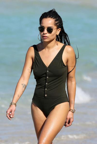 16P Zoe Kravitz enseñando pokies duros y culo en bañador negro en la playa de Miami
