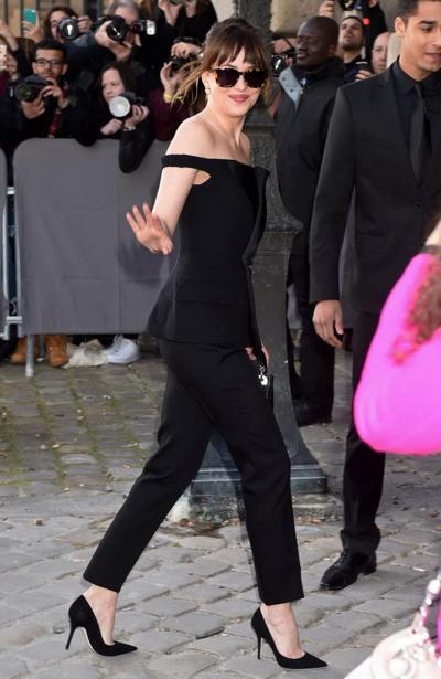 16P Dakota Johnson exibindo grande decote em macacão preto na Christian Dior Fashion