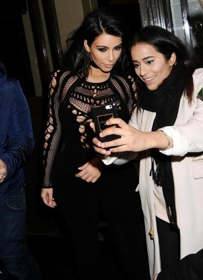 16P Kim Kardashian se desliza con un mono de malla en las llegadas de los BRIT Awards y