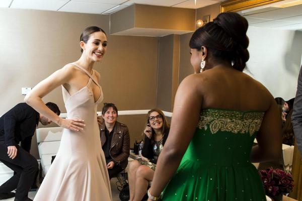 16P Emmy Rossum mostrando decote enorme no 17º Costume Designers Guild Awards em