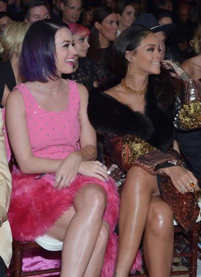 16P Rihanna montrant son décolleté au DAILY FRONT ROW Fashion Los Angeles Awards Show
