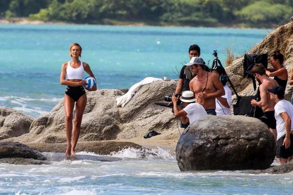 16P Candice Swanepoel wurde beim Umziehen bei Victorias Secret Beachwear-Shop oben ohne erwischt