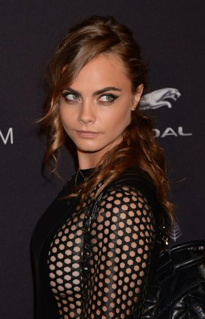 16P Cara Delevingne zeigt ihre seitlichen Brüste in einem teilweise durchsichtigen Lederkleid