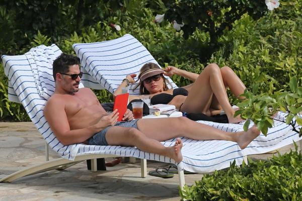 16P Sofia Vergara showing her juicy ass in black bikini poolside in Hawaii