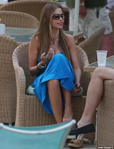 16P Sofia Vergara en buste et portant un deux-pièces bleu étriqué pendant des vacances à Hawaï.