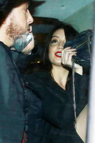 16P La plantureuse Daisy Lowe porte une mini-robe en latex rouge, des bottes résille et des bottes Fuckme quittant le W.