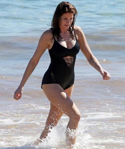 16P Stephanie Seymour shows off her curvy body wearing a black swimsuit on a Hawaiia