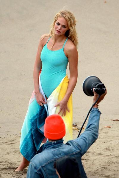 16P Erin Heatherton shows off her curvy body wearing a skyblue swimsuit at the photo