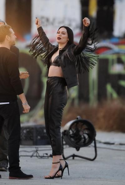 16P Jessie J zeigt ihre Brüste in einem winzigen schwarzen Leder-BH am Set ihres neuen Musikvideos