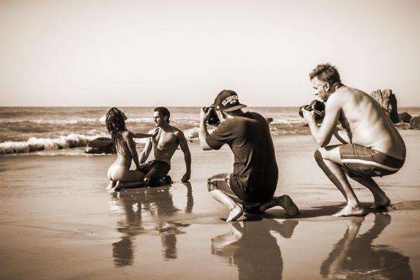 16P Jehane GiGi Paris völlig nackt beim Streicheln beim Fotoshooting am Strand von Steve Shaw