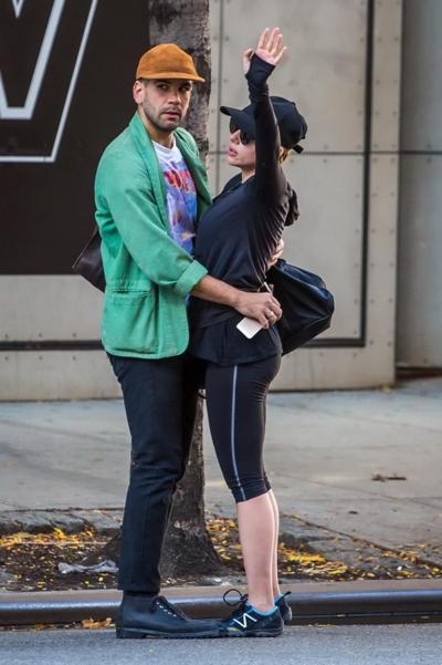 13P Scarlett Johansson en calzas negras es manoseada por el culo mientras se besa en Nueva York