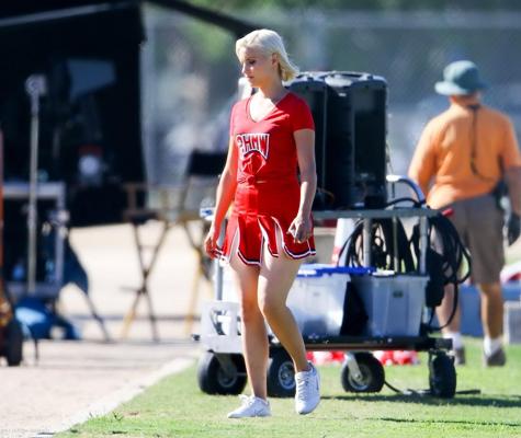 16P Dianna Agron vestida de animadora mostrando sus bragas rojas en el set de la temporada 6 de Glee