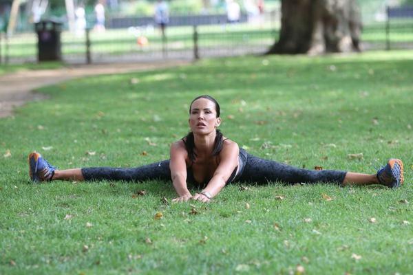 10P Sophie Anderton showing pokies and ass while workout in a sports bra and tights
