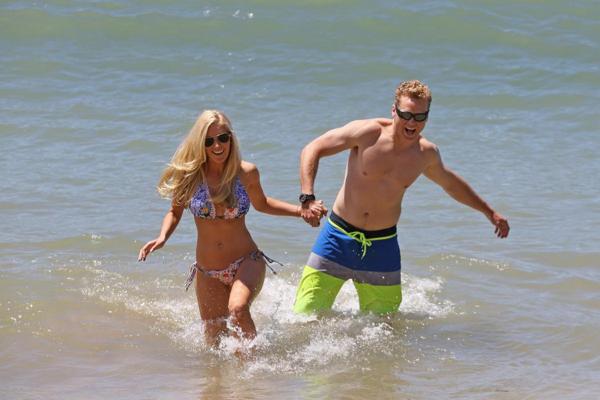 16P Heidi Montag montre son corps parfait dans un bikini coloré sur la plage de Haw