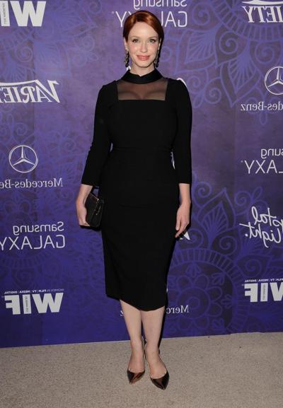 16P Christina Hendricks montrant son décolleté aux Emmy Nomin de Variety and Women in Film