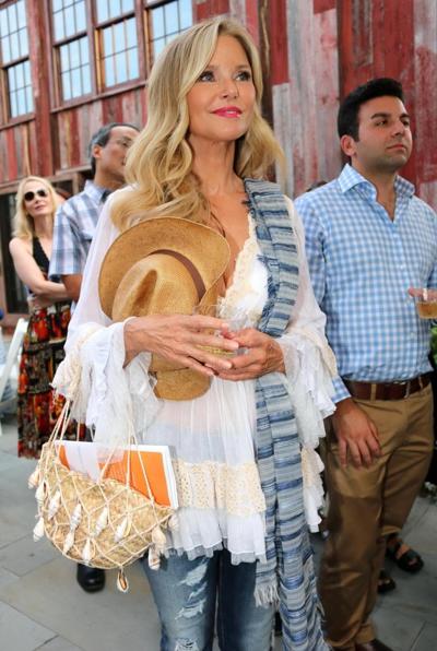 16P Christie Brinkley montrant un énorme décolleté lors de la célébration de The Childrens Just