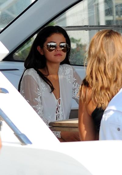 10P Selena Gomez upskirt leaving Hotel Della Regina Isabella in Ischia