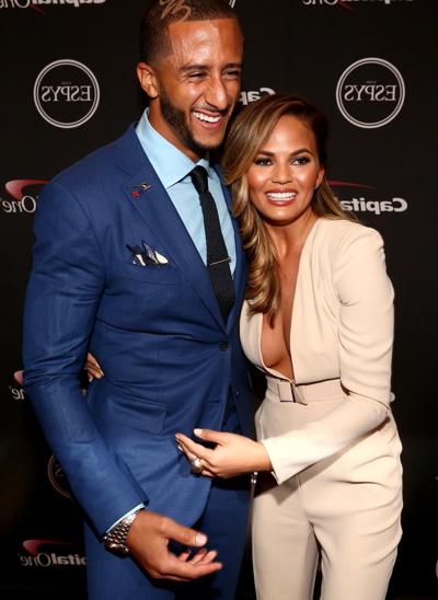 15P Chrissy Teigen, sans soutien-gorge, montre un énorme décolleté en portant une combinaison grande ouverte pour la fête.