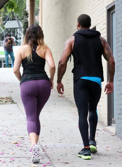 16P Kelly Brook muestra su culo y su cameltoe en mallas saliendo de un gimnasio en West Holly