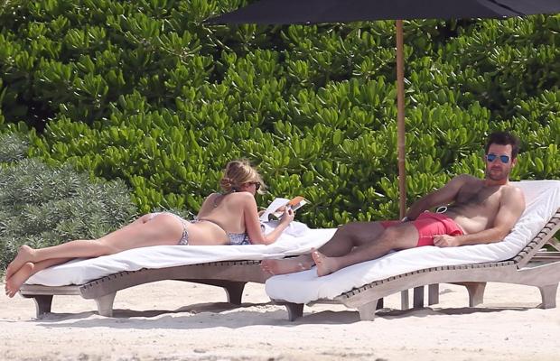 16P Kate Upton bronceándose sus melones lechosos y su culo en bikini plateado en la playa de México