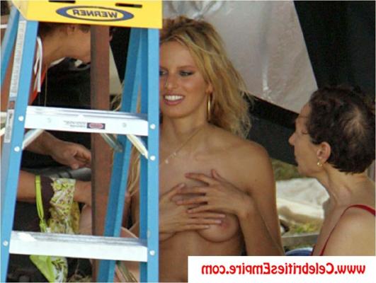 20P Karolina Kurkova Oups Booty Flash