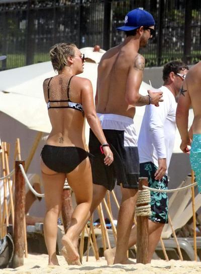 16P Kaley Cuoco mostra a bunda usando biquíni monocromático em praia do México