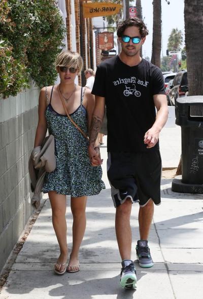 16P Kaley Cuoco se vante dans son soutien-gorge intégral partout à Los Angeles