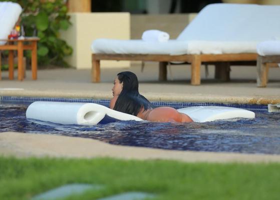 16P Kim Kardashian montre ses énormes seins dans une piscine mouillée au bord d'une piscine au Mexique