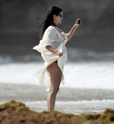 16P Rachel Bilson embarazada luciendo un bikini negro sin tirantes en una playa de Barbados