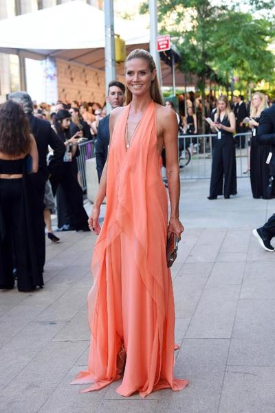16P Heidi Klum, sans soutien-gorge, montrant son décolleté et ses seins latéraux aux CFDA Fashion Awards 2014