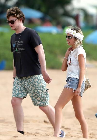 16P Emma Roberts portant un haut de bikini et un short sur une plage de Maui