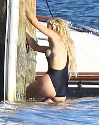 16P Ellie Gouldings Busen-Slip im schwarzen Monokini während eines Urlaubs in Miami Beach