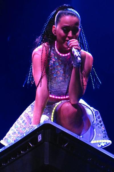 16P Katy Perry upskirt auf der Bühne der Prismatic-Tour in Belfast