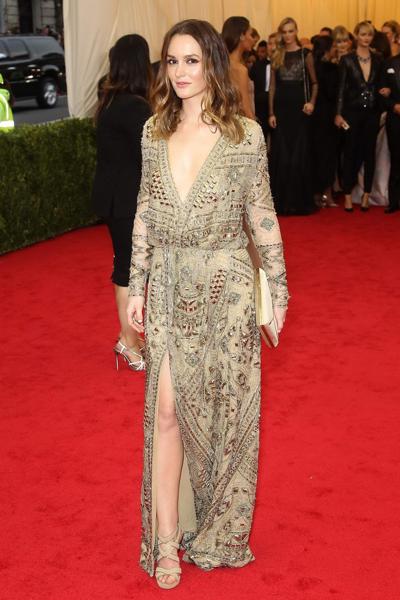 16P Leighton Meester ohne BH zeigt riesiges Dekolleté in goldenem, durchsichtigem Kleid mit hohem Schlitz