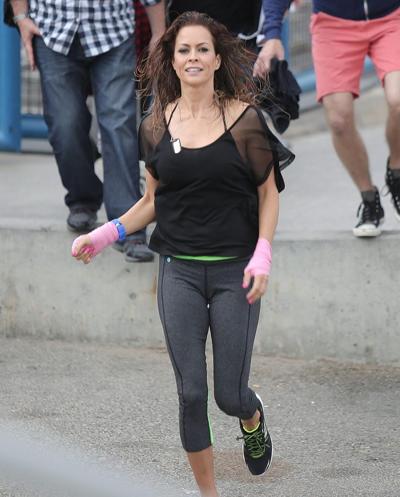16P Brooke Burke usando sutiã esportivo no set de uma sessão de fotos do Sketchers em Los Angeles