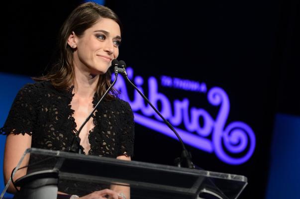 16P Lizzy Caplan usando macacão transparente em A Night at Sardis em Beverly Hill