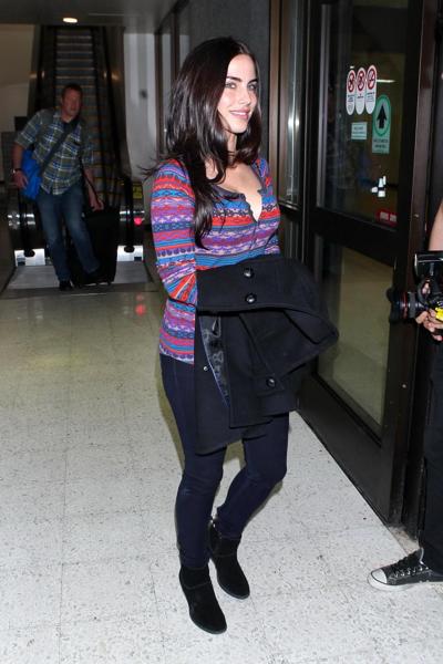 16P Jessica Lowndes zeigt Dekolleté und Hintern am Flughafen LAX
