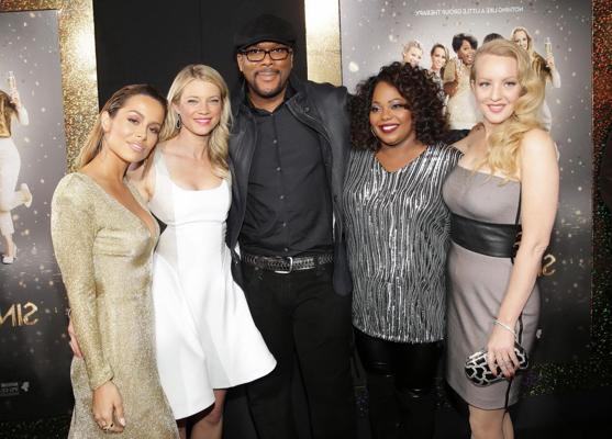 16P Amy Smart ist schlank und langbeinig in einem weißen Minikleid bei der Premiere des Single Moms Club