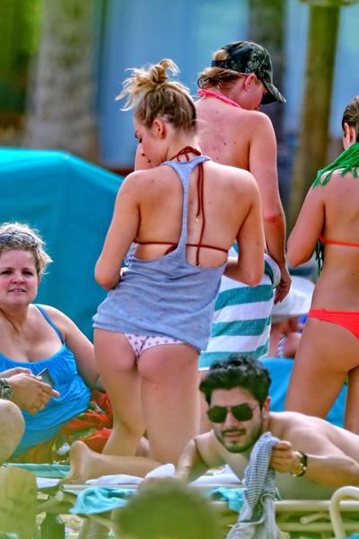 16P LeAnn Rimes in bikini tanning on a Hawaiian beach