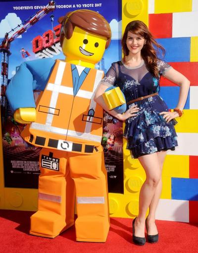 16P Sara Rue showing huge cleavage at 'The LEGO Movie' premiere in Westwood