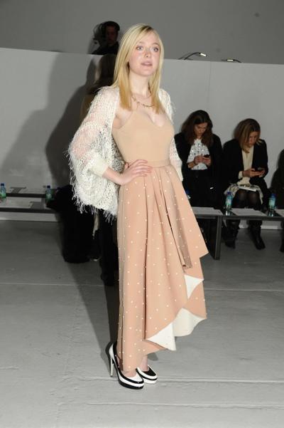 16P Dakota Fanning ohne BH zeigt großes Dekolleté in einem fleischfarbenen Oberteil und Rock