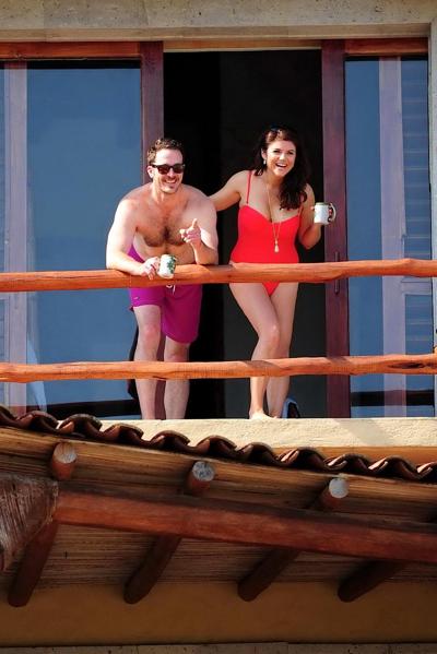 16P Грудастая Tiffani Amber Thiessen в красном купальнике на пляже в Мексике