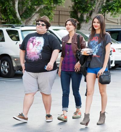 16P Victoria Justice shows off her legs and camel-toe wearing a blue shorts out for 