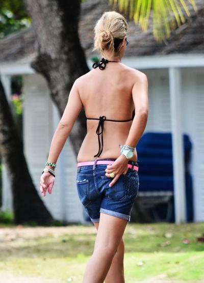 16P Lady Victoria Hervey en bikini montrant des fesses fendues sur une plage de la Barbade.